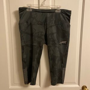 Women’s Altra running tights, capri-length, size M in gray